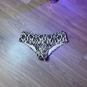 LUNALAE BASIC LOW WAIST SHORTS - SCRUNCH SHORTS